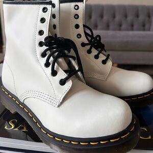 DR. MARTENS
WOMEN'S 1460 SMOOTH LEATHER BOOTS